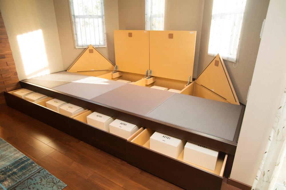 Receipt.  [Model house floor-lifting tatami] It performs a floor-lifting, The entire surface storage under the tatami. In front of the storage in the drawer type. Unrivaled ease of use looks.