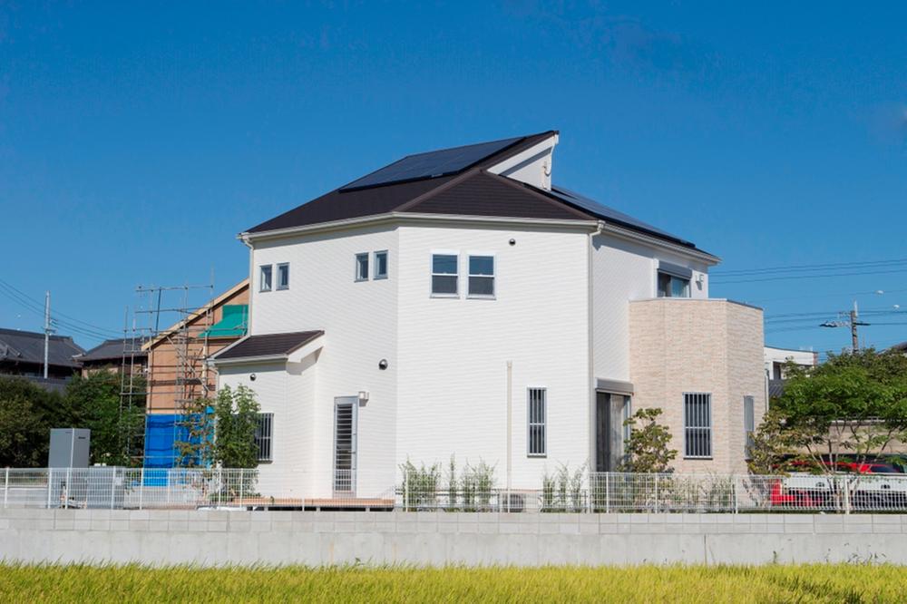 Local appearance photo.  [Model house appearance] Could you come with solar panels on the roof. Also, Planting also Would You can see around. Enhanced standard specification also lived ease was also pursuing economic efficiency.