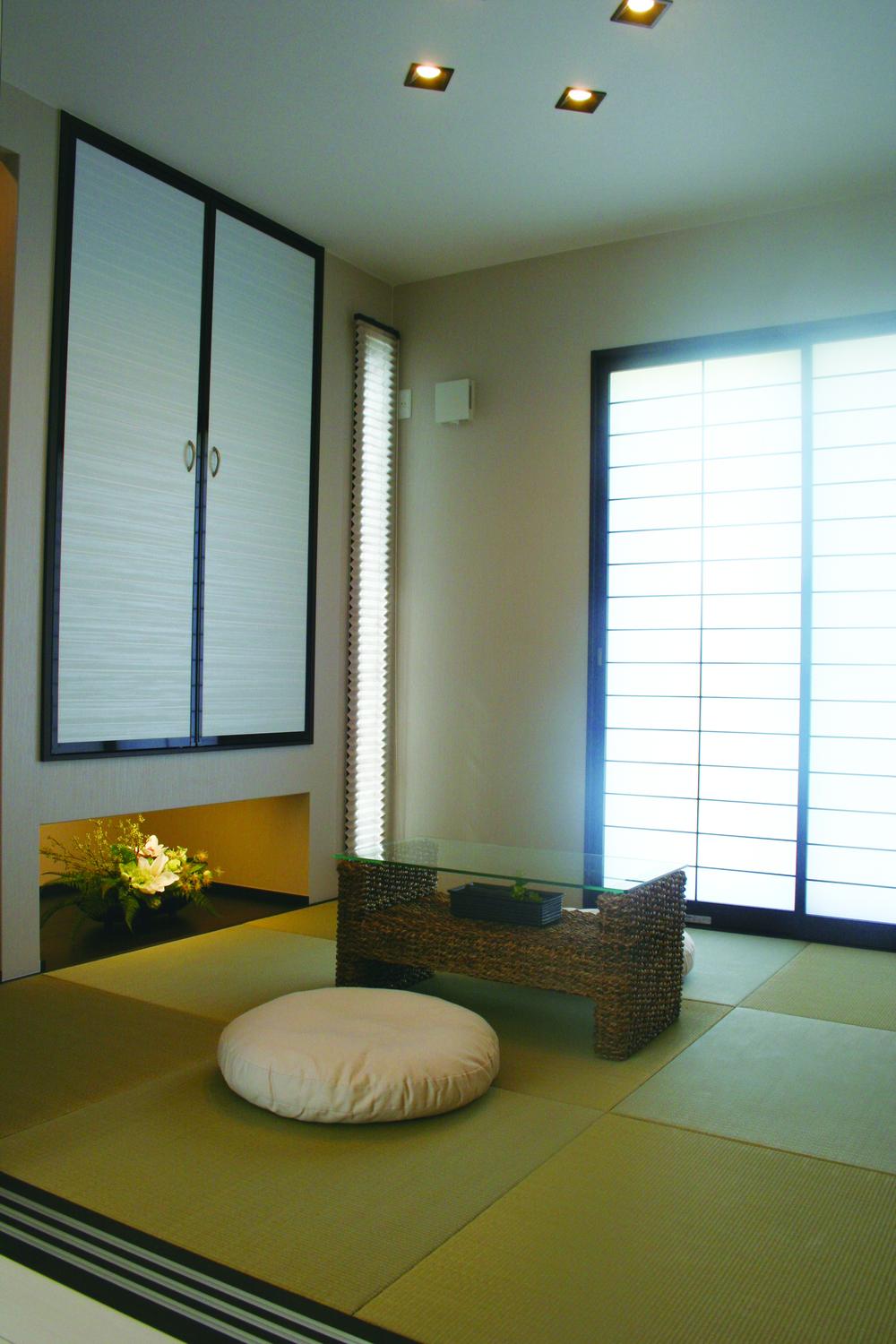 Non-living room. japanese room moist and calm atmosphere of the Japanese-style will produce a taste of the sum in the downlight lighting.