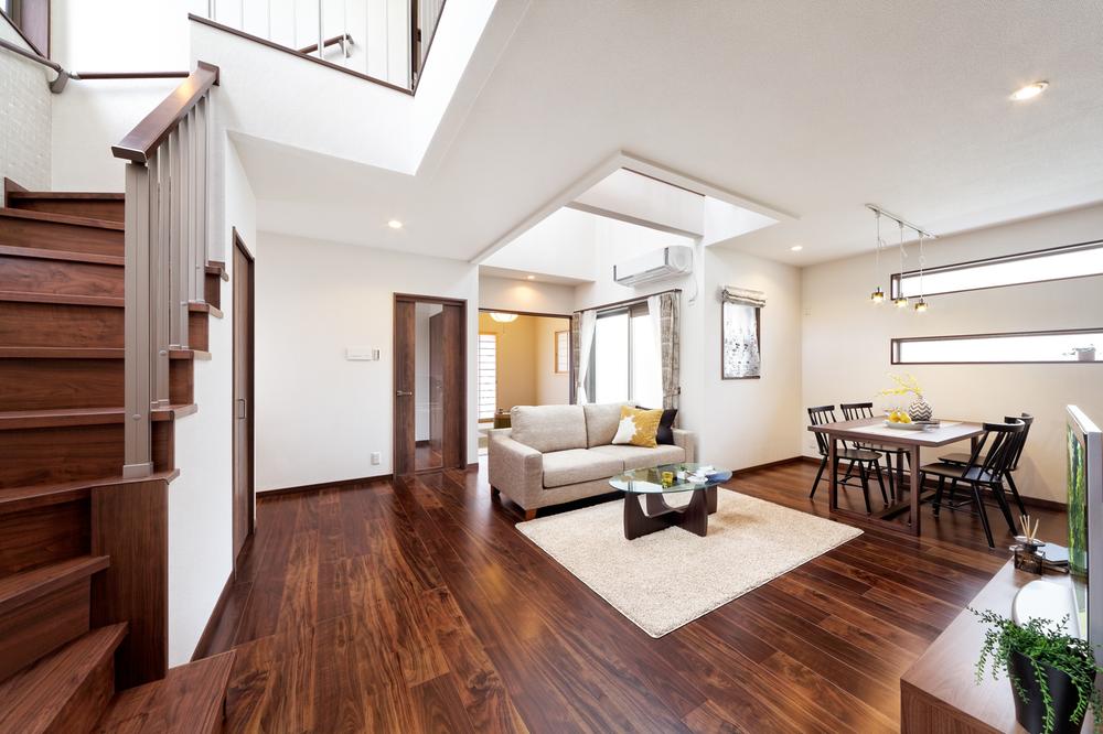 Living. Bright and spacious LDK which expressive flooring of wood grain is spread. (Example of construction)