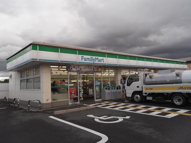 Convenience store. 300m to FamilyMart east Guminoki store (convenience store)