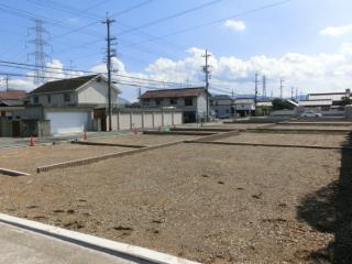 Local land photo. It is very bright location without the tall buildings in the surrounding area. 