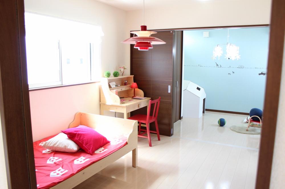 Model house photo.  [Model house nursery] Soft sunlight plug nursery. To be divided into two rooms when he grows up, It comes with a door of movable. I would like you to convince your family everyone. 