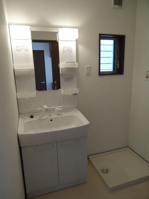 Wash basin, toilet. Wash