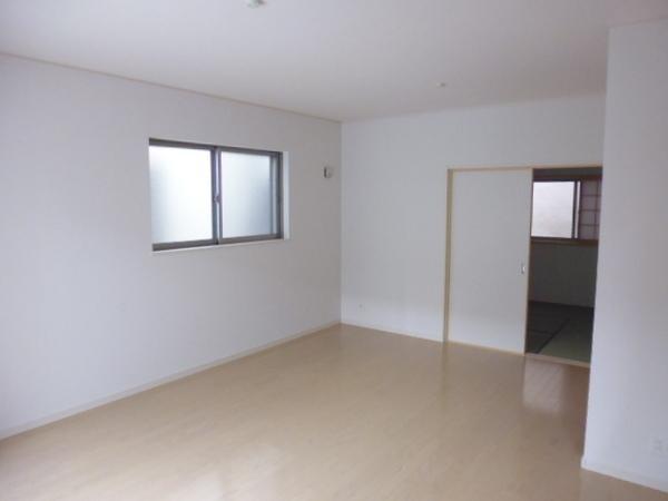 Living. LDK will also enjoy the party.