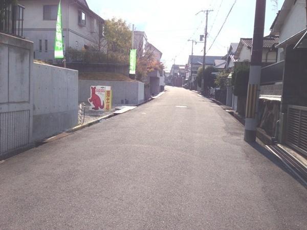 Local photos, including front road. Easy parking in front of the road spacious ☆