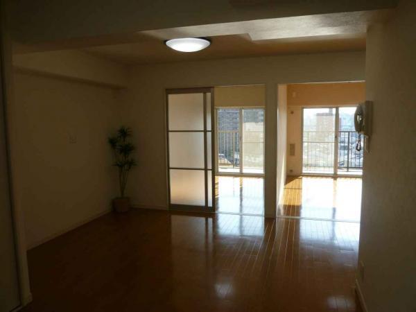 Living.  ■ Living photo ■  Spacious space of flooring upholstery. Please as a place of recreation and relaxation for family.