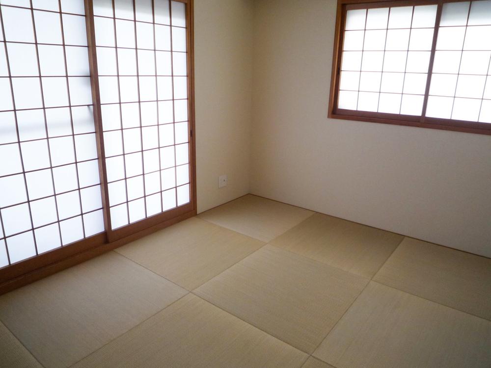 Non-living room. Sunny nice bright Japanese-style room. Trying to Ryukyu-style tatami currently in vogue.