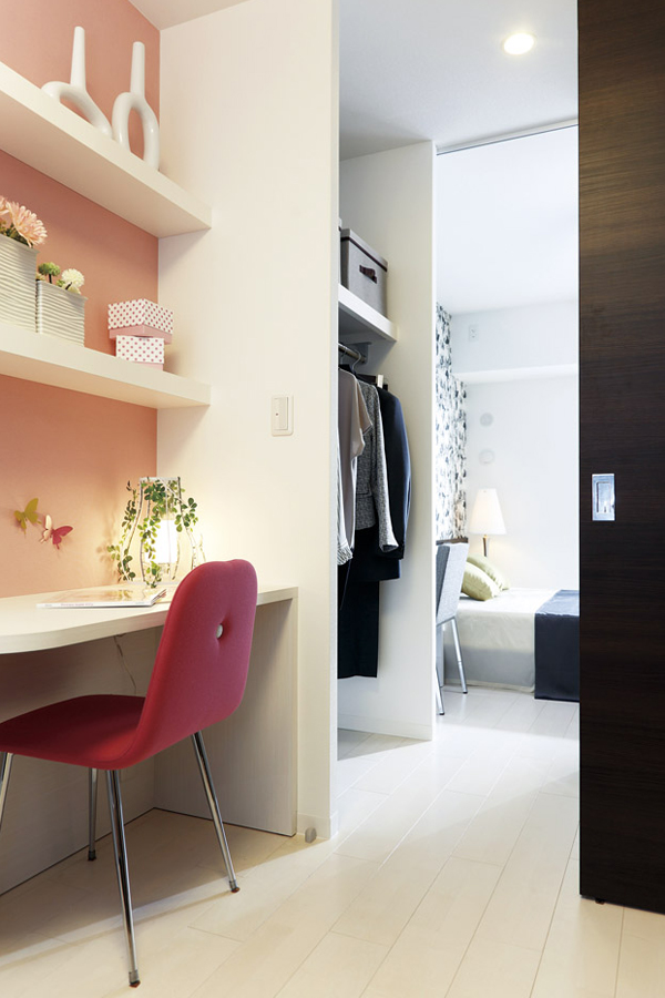 Receipt.  [Walk-through closet] It signed a master bedroom and a Western-style, You can enter and exit from each walk-through closet. To ensure the flow line of the private zone (B2 type model room)