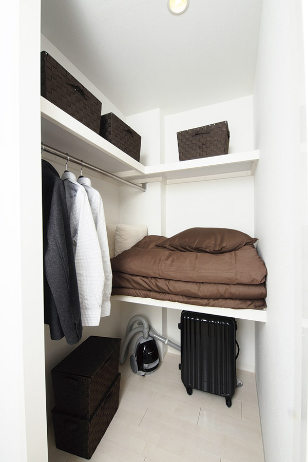 Receipt.  [Walk-in closet] Futon for guests also fit refreshing large capacity storage. Also, Hanger Paul and convenient shelf for clothing is equipped with, It supports a variety of storage scene (B2 type model room)