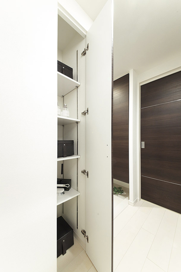 Receipt.  [Hallway storage] Is entering those provided with a user-friendly mobile shelves, such as cleaning equipment and daily necessities fits in functional has been installed in the hallway in the hallway (B2 type model room)