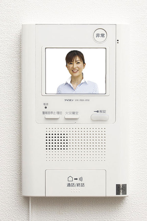Security.  [Intercom with color monitor] After checking the visitor's voice and face in the video intercom with color monitor in the dwelling unit, It unlocks the entrance of the door. Also recording of visitors in the absence ・ Also it is equipped with video recording function of a set entrance machine camera image (same specifications)