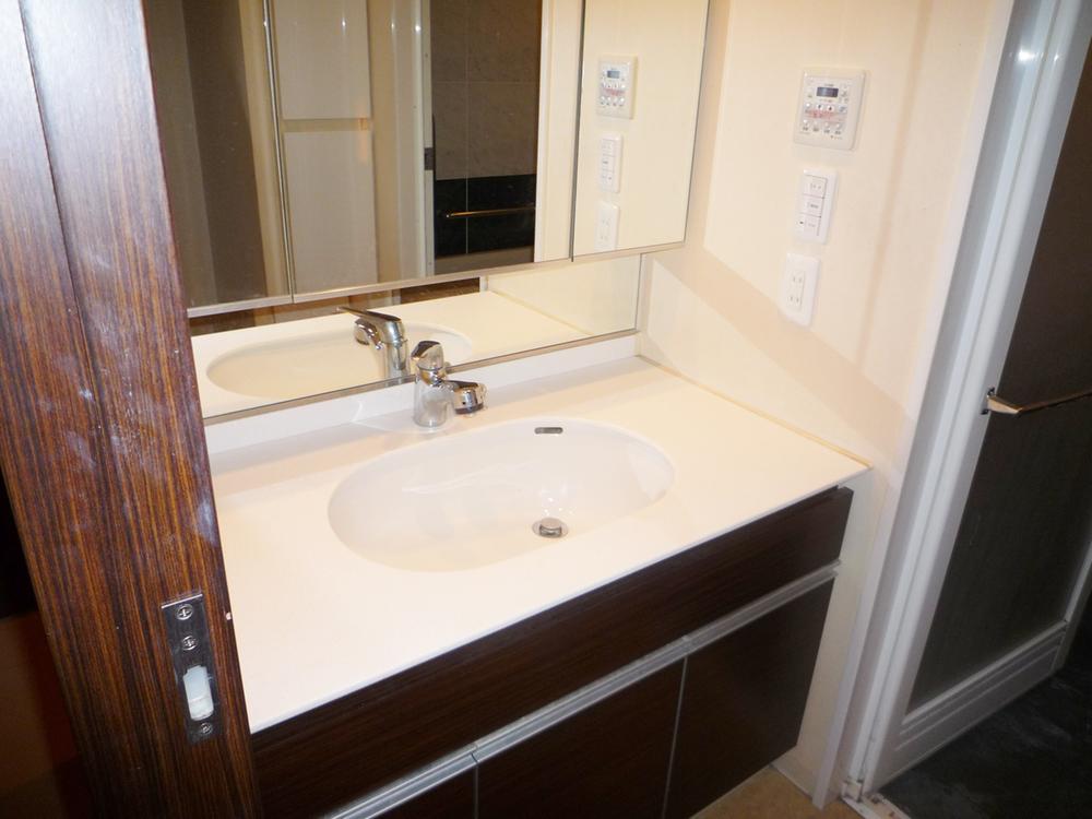 Wash basin, toilet. Shampoo dresser convenient triple mirror with