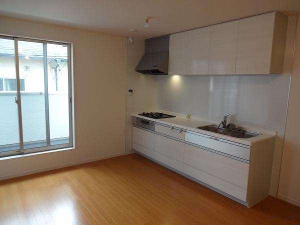 Kitchen. Storage plenty of system Kitchen