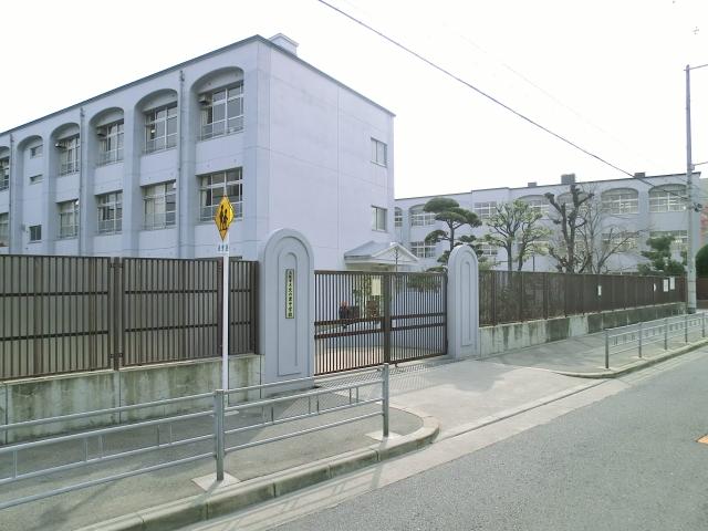 Junior high school. It is a popular Fuminosato junior high school. 