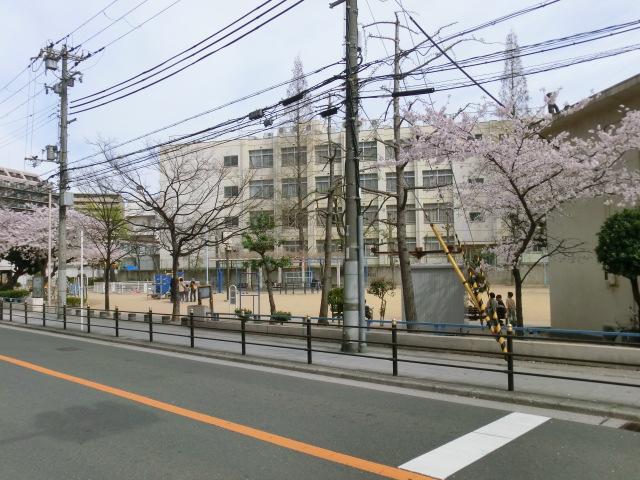 park. This alternating adjacent to the Takamatsu Park. You can rest assured. Distance of a 1-minute walk.