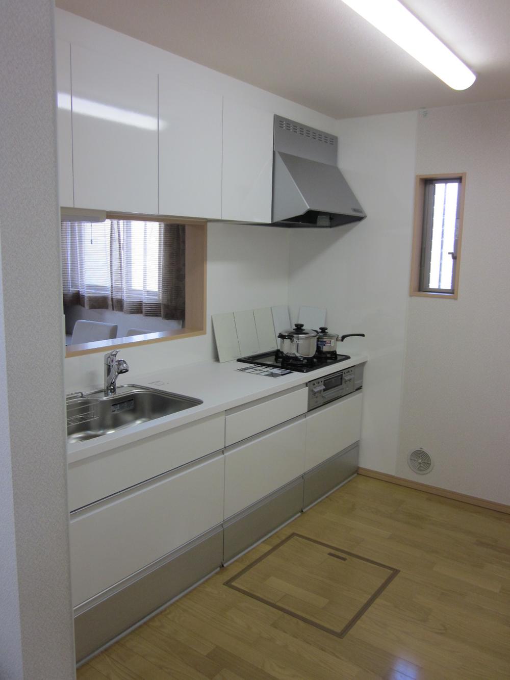 Same specifications photo (kitchen). It has the advantage of cooking while conversation with everyone in the family can be, It is rapidly gaining popularity.