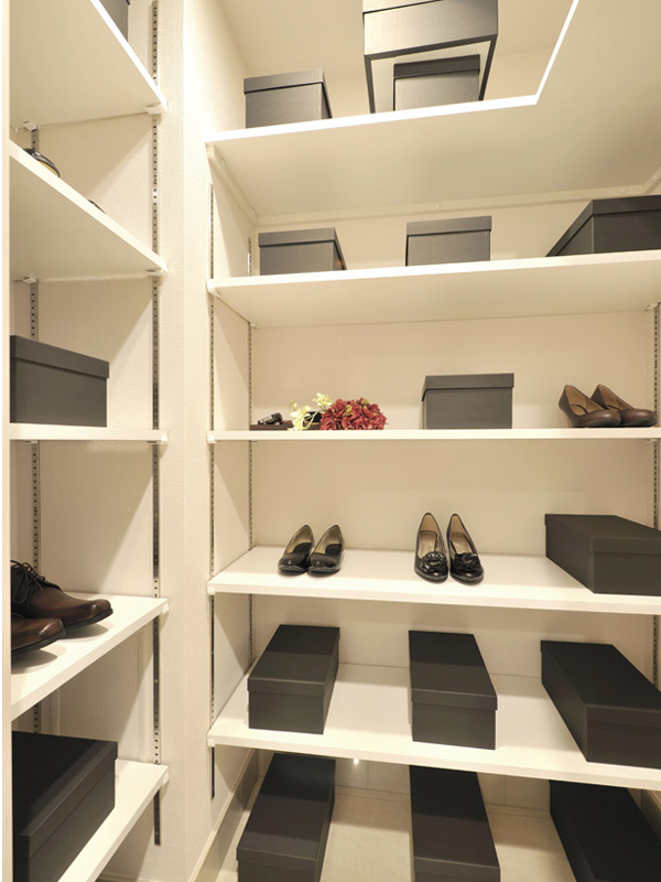 Receipt.  [Shoes closet] In a convenient shelves adoption, Shoes and slippers, of course boots and umbrella, It established a good shoe closet and easy to use which can also be stored, such as a golf bag (same specifications)