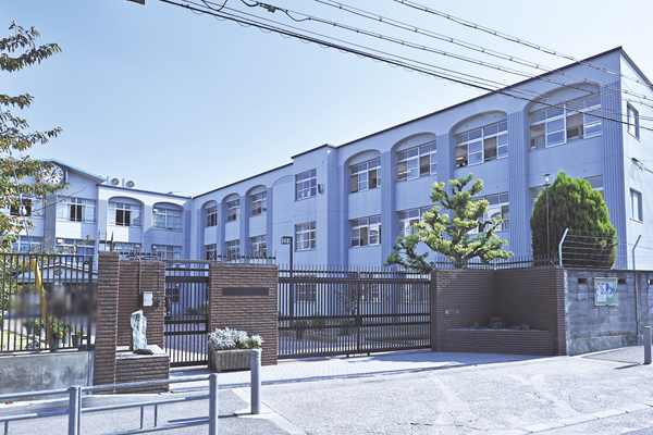 Surrounding environment. Municipal Fuminosato junior high school (a 5-minute walk ・ About 370m)