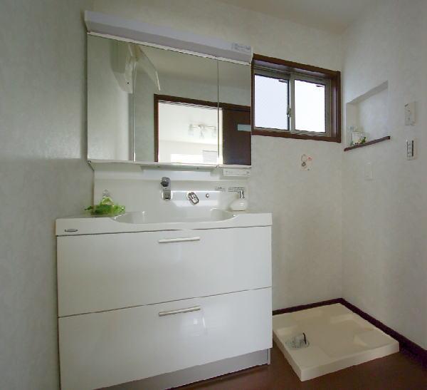 Wash basin, toilet. Plenty of storage on the top and bottom of the drawer. Vanity triple mirror type of fully functional. (Same specifications Yamaha Width 900 )