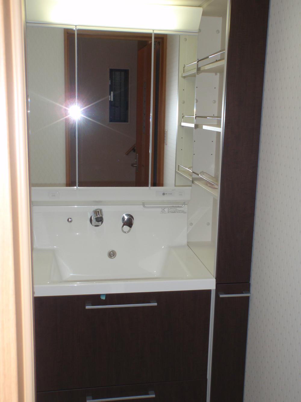 Wash basin, toilet. Construction Case