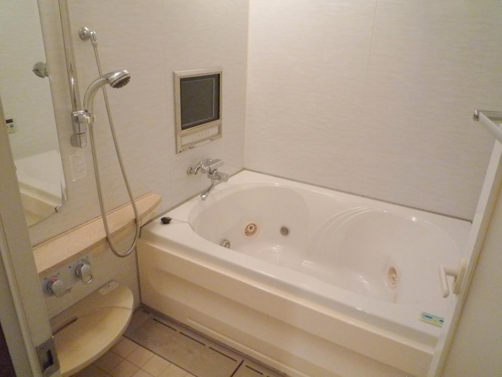Bathroom. Whirlpool ・ With bathroom TV