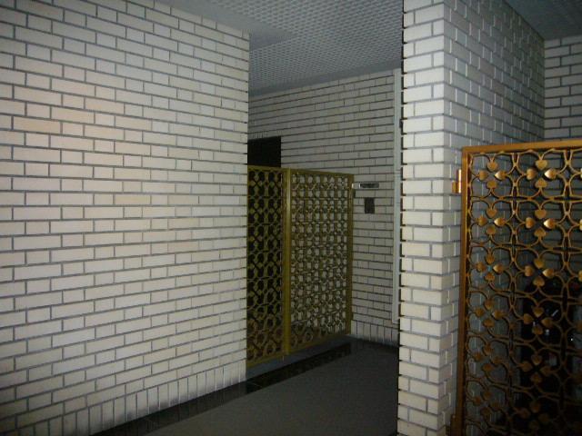 Other common areas. Tiled shared hallway ・ Private porch