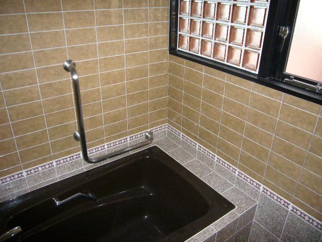 Bathroom. It is liable to a small window with ventilation in the bathroom