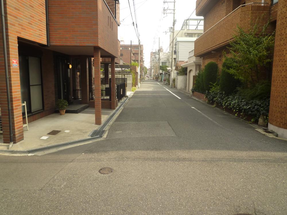 Local photos, including front road. Is a corner lot of road width 5.4m × 5.4m. 