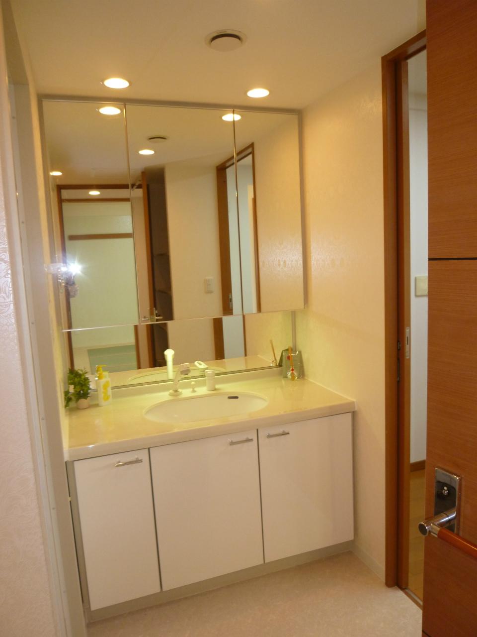 Wash basin, toilet. Local (July 2013) Shooting