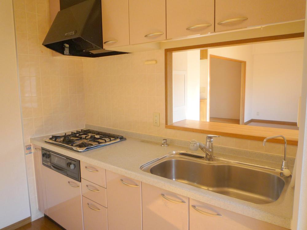 Kitchen. 3-neck is a gas stove in the kitchen