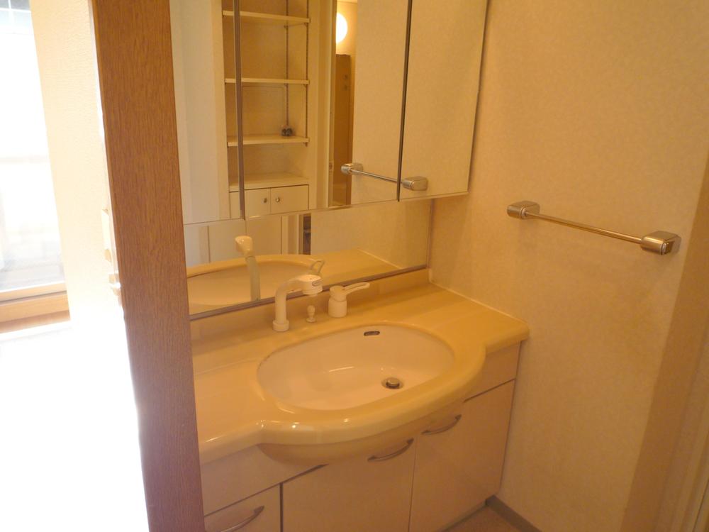 Wash basin, toilet. Spacious is the washstand