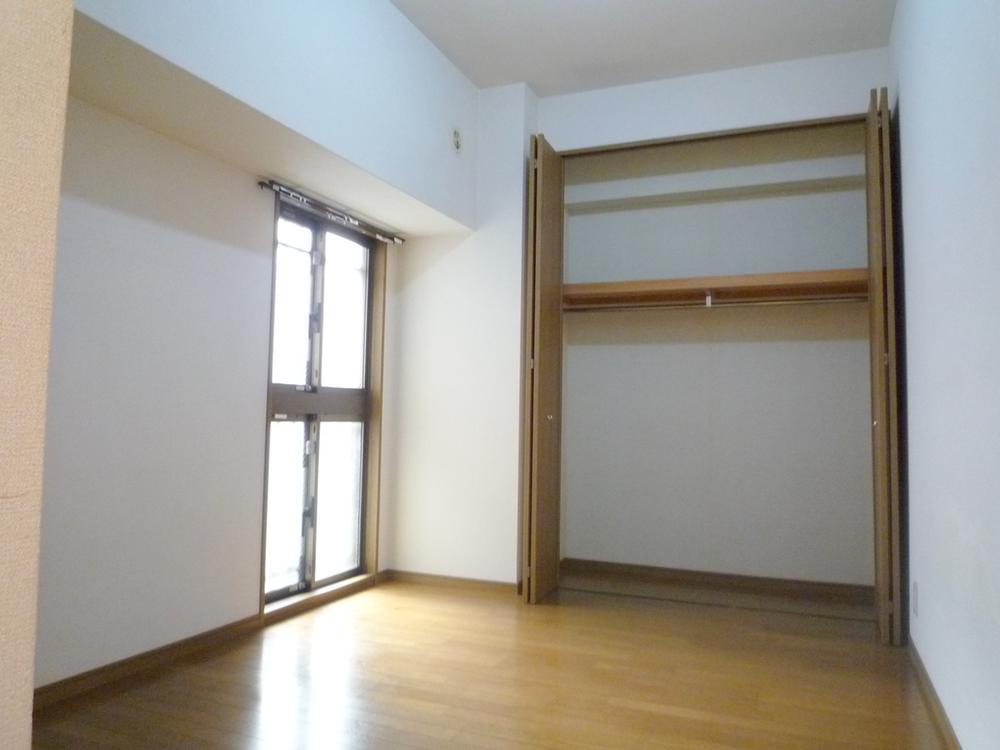 Non-living room. Spacious with a closet Western-style