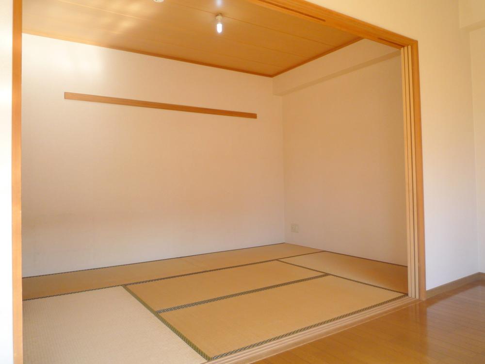 Non-living room. It is wide enough even come visitors There are six quires of Japanese-style room