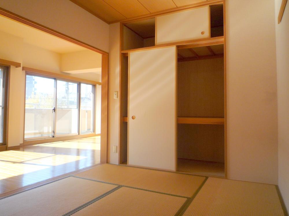 Non-living room. Bright Japanese-style room facing the living room