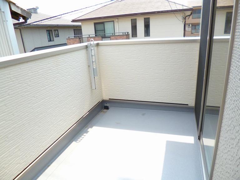 Balcony. Effortlessly wash at wide balcony! (Same specifications photo)