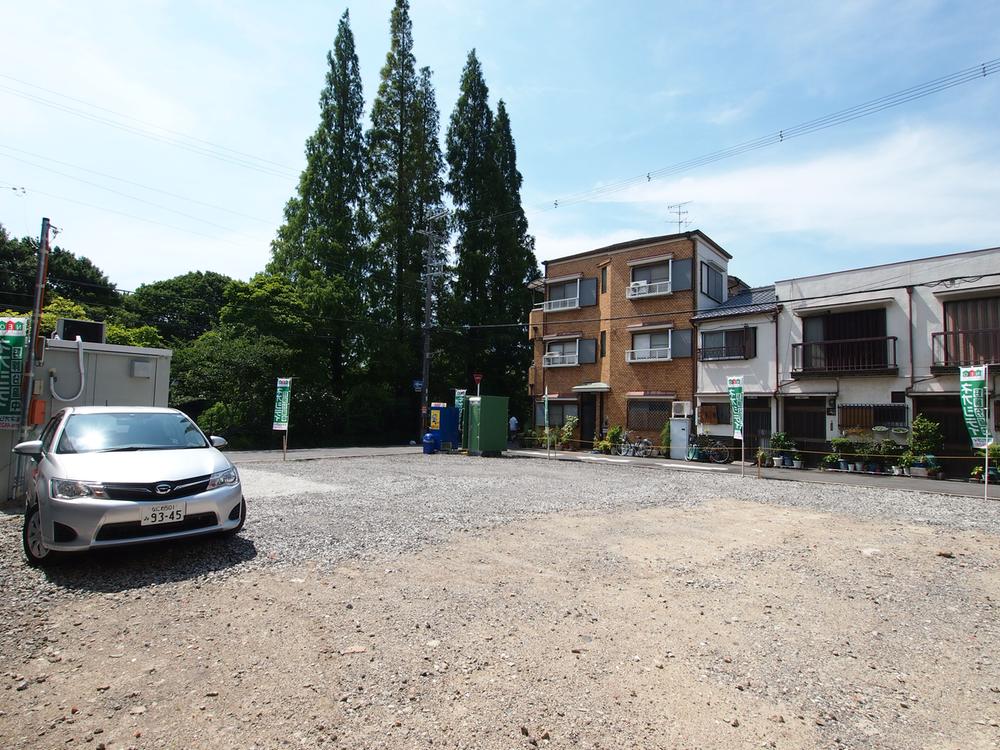 Local photos, including front road. Without any tall building because opposite the front road is a park, Per day can be expected much.