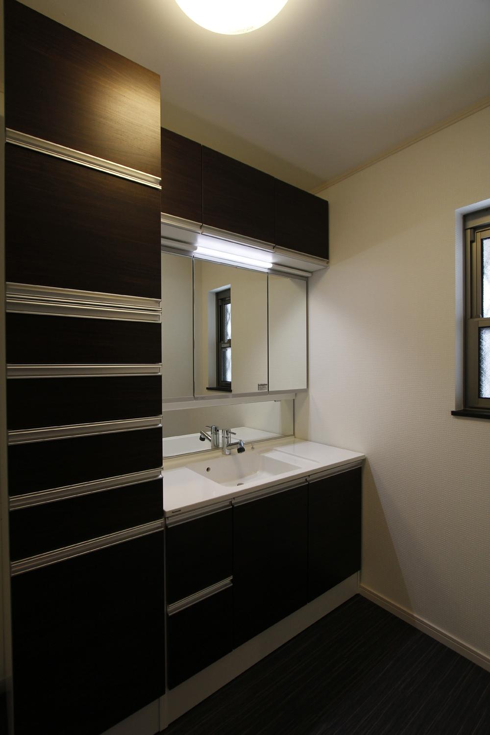 Wash basin, toilet. Need is still housed in basin. You can take advantage of the linen storage of inner, etc..