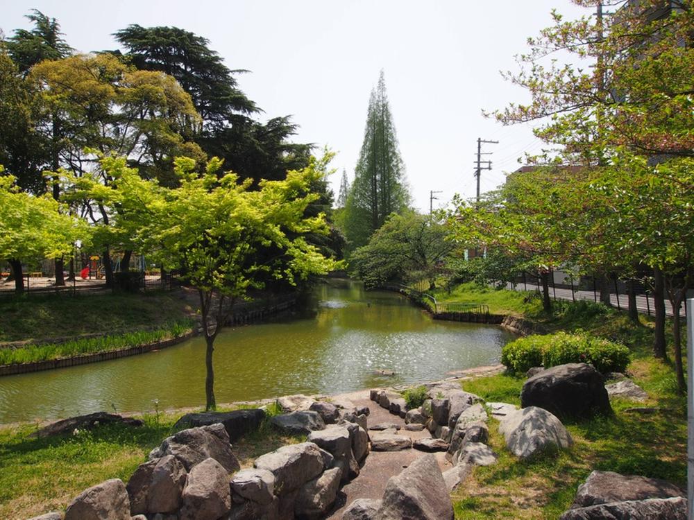 park. 50m to Momogaike park