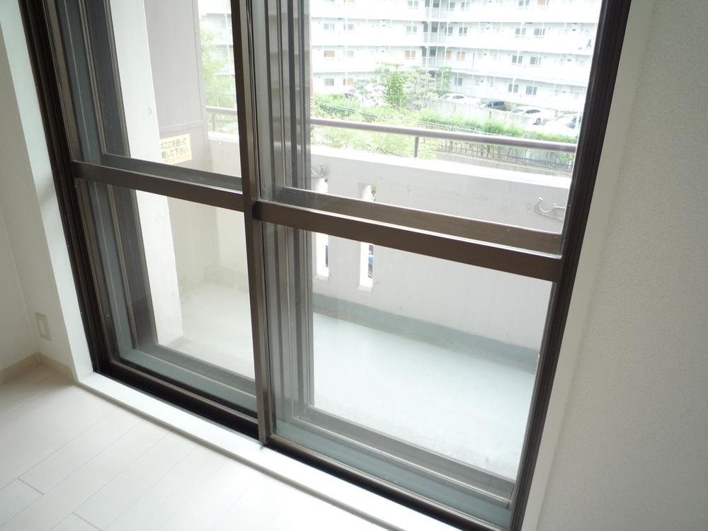 Balcony. Although facing the Nankang Street, It has become a triple sash and is soundproof preeminent
