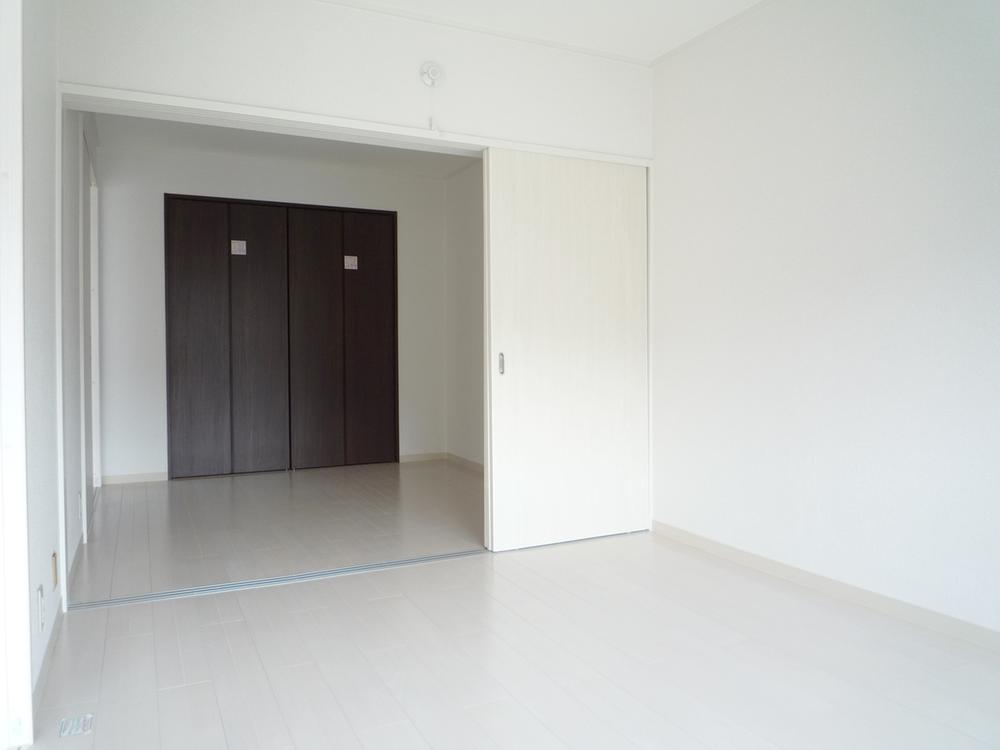 Non-living room. Floor and wallpaper is bright impression have been unified in white