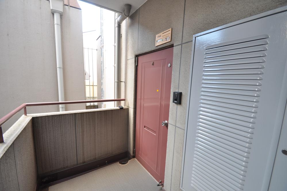 Entrance. Located on the first floor of the Don thrust, Room of northeast corner room