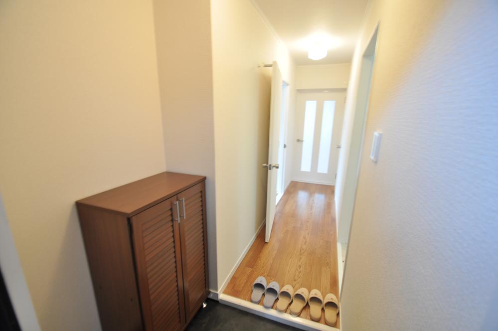 Entrance. It is a bright entrance very widely