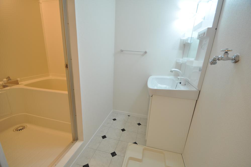 Wash basin, toilet. Water around even the total replacement!