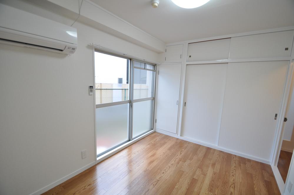 Non-living room. The left hand of the Western-style 6 Pledge entered the front door!