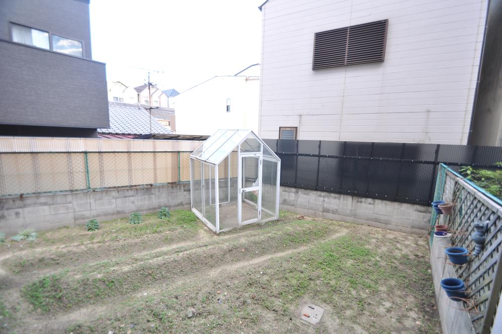 Garden. Attention kore!