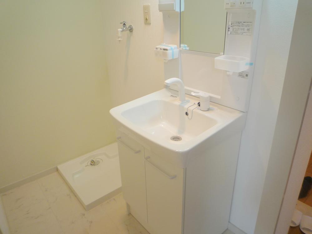 Wash basin, toilet. Wash basin also is with shampoo dresser