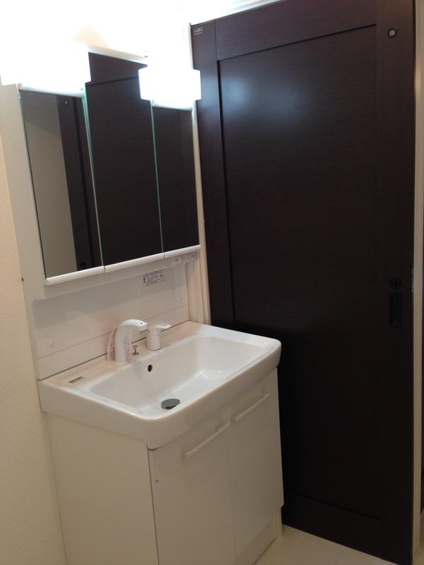 Wash basin, toilet. Large washbasin