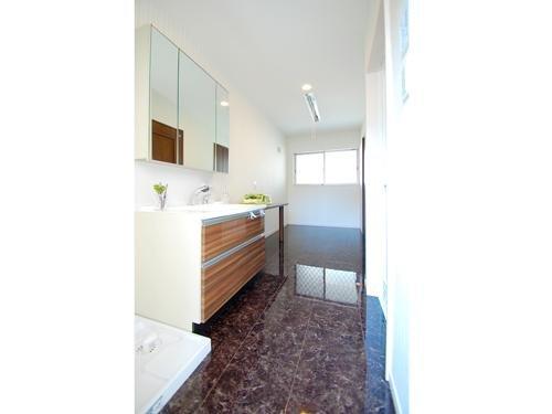 Wash basin, toilet. Washstand of shampoo dresser of Kagamiura with storage triple mirror, Also useful every day of laundry in the back door to be out on the veranda from the wash room