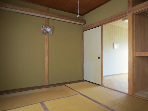 Non-living room. There is next to a wide plates of the second floor Japanese-style room, Further continues on the balcony